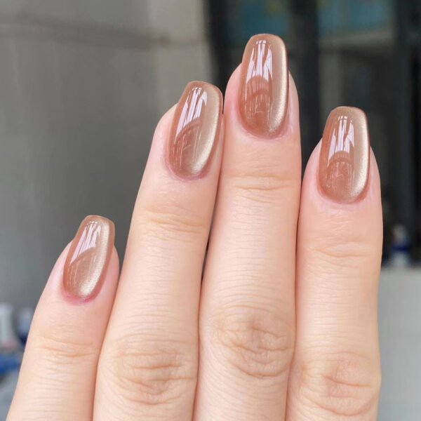 Glass-finish nude nails
